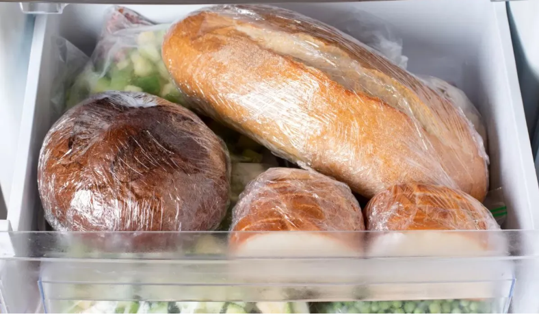 Збалансує кишечник, рівень цукру в крові і травлення: дієтологи радять зберігати хліб у морозилці