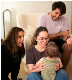 Королева Йорданії Ранія показалася на сімейному фото з дочкою, зятем та 1-річною онукою