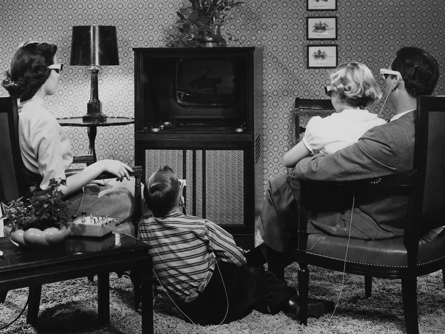 Сім'я дивиться програми через поляризаційні окуляри