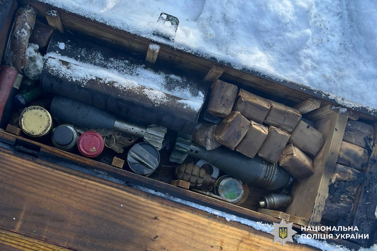 У Чернівцях поліцейські вилучили у чоловіка арсенал боєприпасів