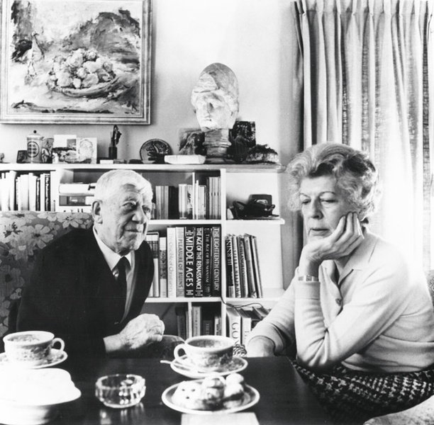 Кокошки п'ють чай у своєму будинку у Швейцарії