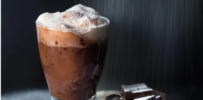 Функціональний напій чи солодкий компроміс. Що відбувається з організмом, якщо щодня пити шоколад