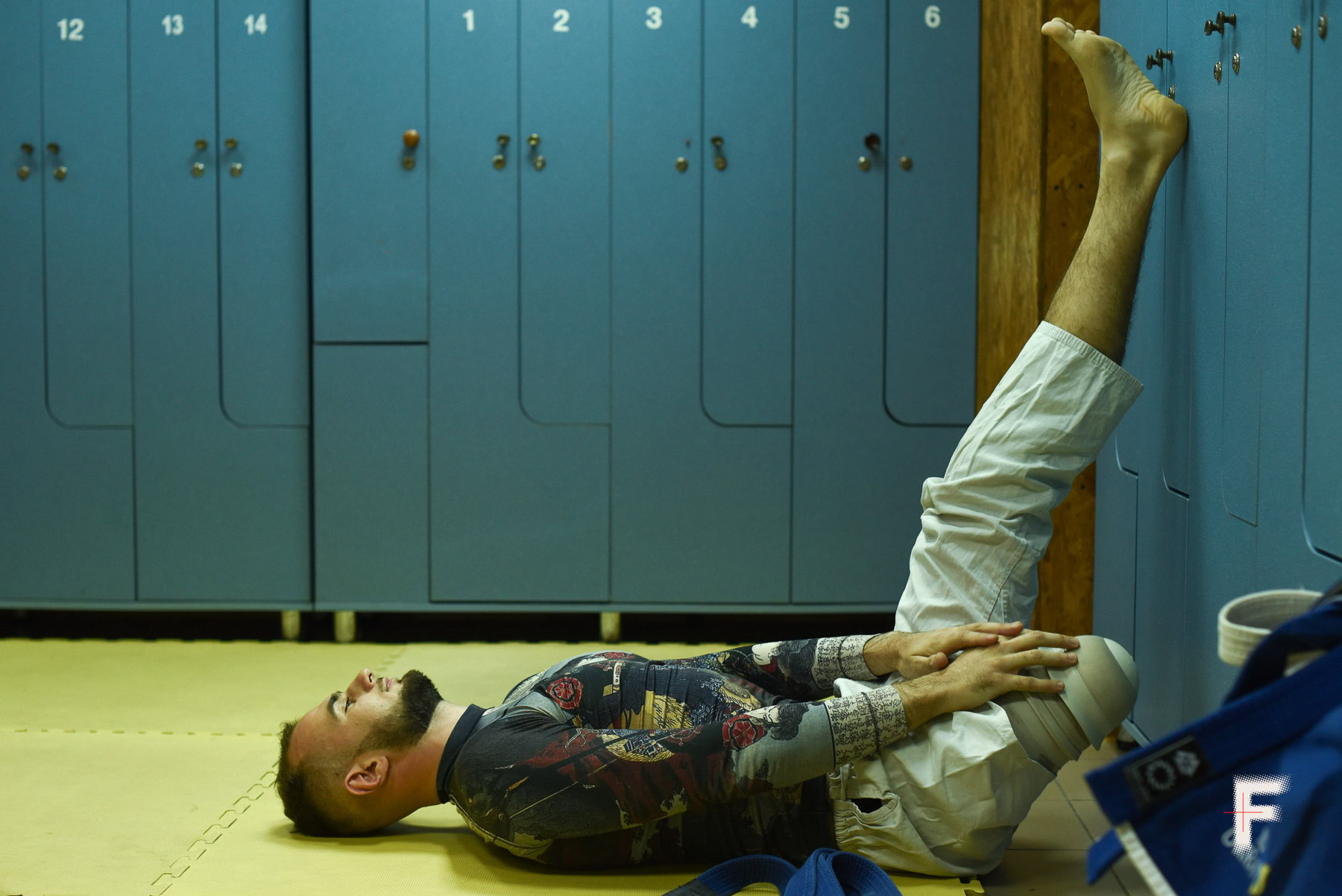 Ветеран виконує фізичну вправу на підлозі після втрати ноги внаслідок війни.