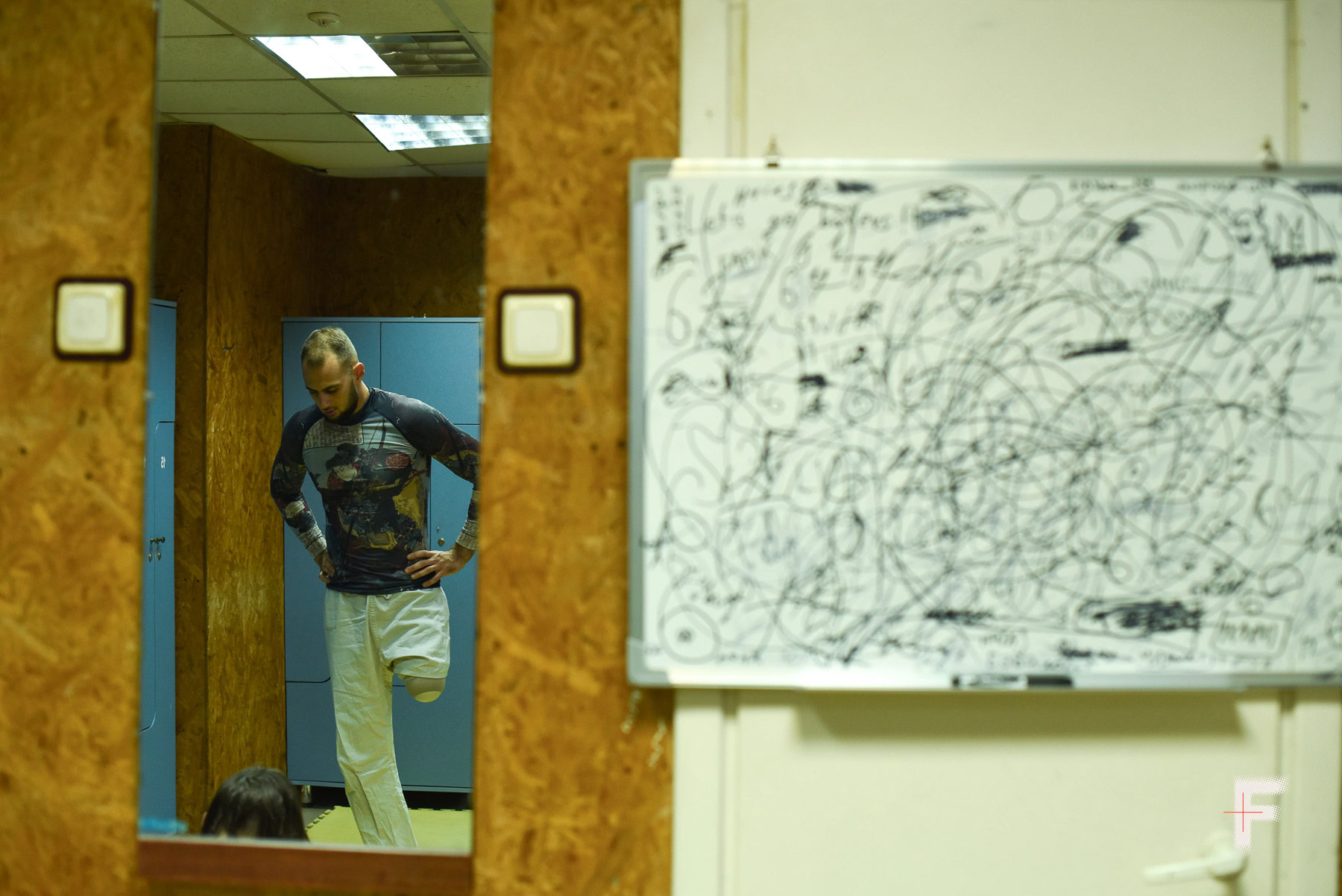 Ветеран стоїть на протезі ноги під час тренування з адаптивного спорту.