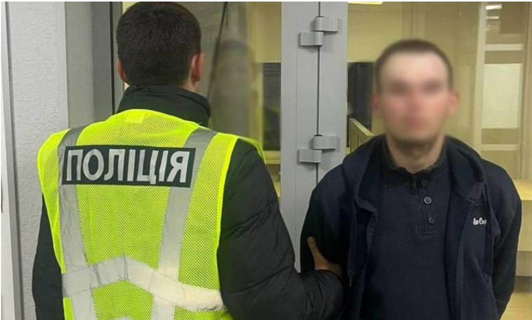 Побили й пограбували військового просто на зупинці: у Києві судитимуть двох нападників