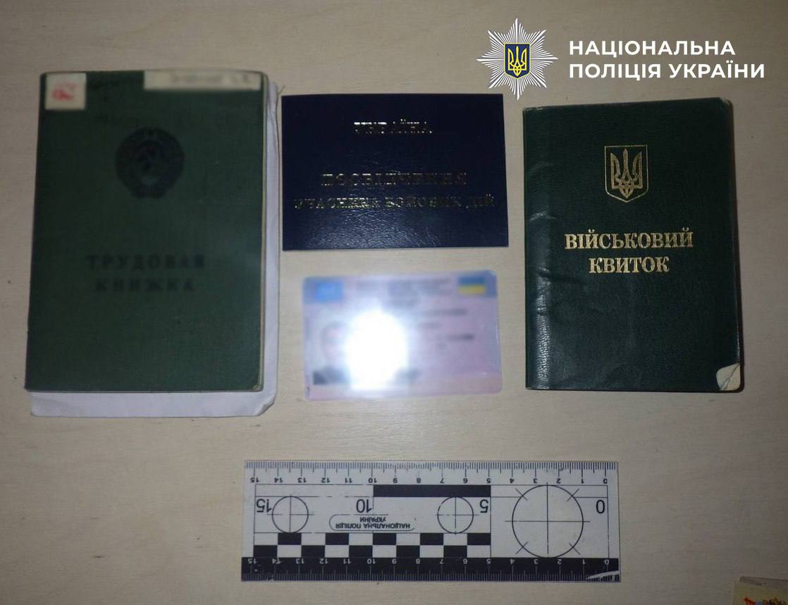 Побили й пограбували військового просто на зупинці: у Києві судитимуть двох нападників