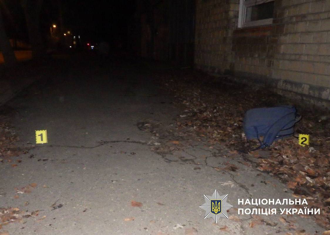 Побили й пограбували військового просто на зупинці: у Києві судитимуть двох нападників