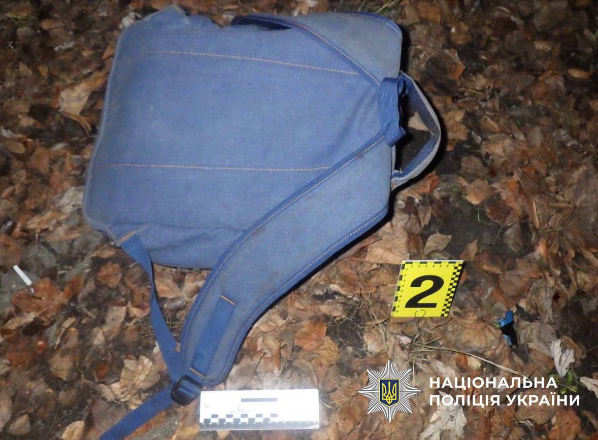 Побили й пограбували військового просто на зупинці: у Києві судитимуть двох нападників