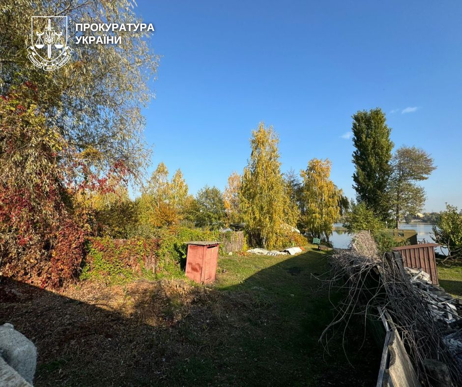 Фіктивний будинок і паркан біля води: киянку судитимуть за захоплення землі в прибережній зоні озера Заплавне