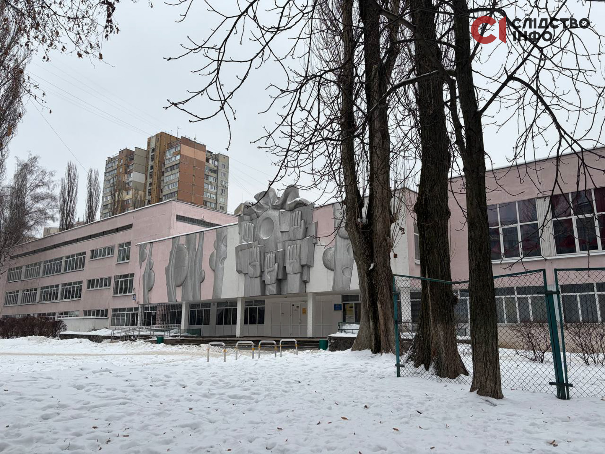 «Генератор є, але він – для пункту незламності»: київські школи повертаються до навчання без світла й тепла