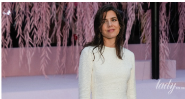 У кремовій сукні та білих туфлях: Шарлотта Казірагі відвідала показ Chanel (фото)