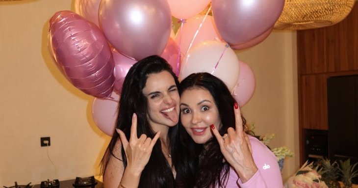 Анна Трінчер замилувала фото з мамою-красунею та влаштувала їй особливий сюрприз