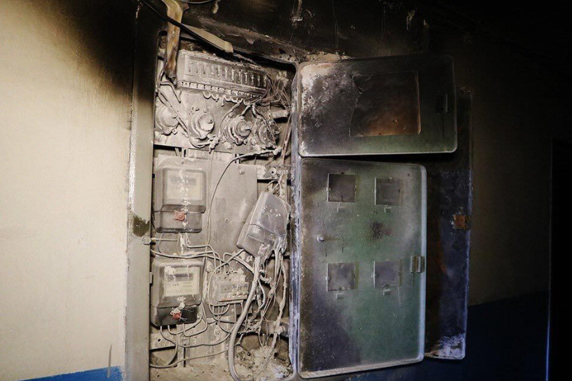 На Київщині комунальники показали щитові, які згоріли від перенавантаження (ФОТО)