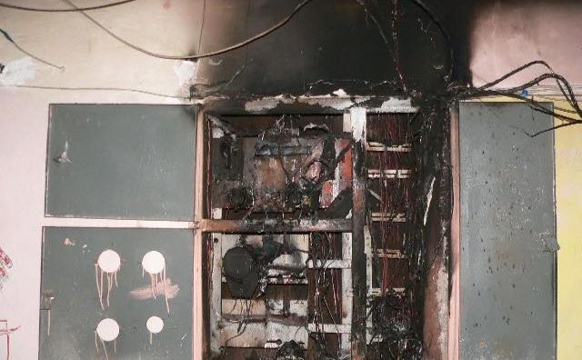 На Київщині комунальники показали щитові, які згоріли від перенавантаження (ФОТО)