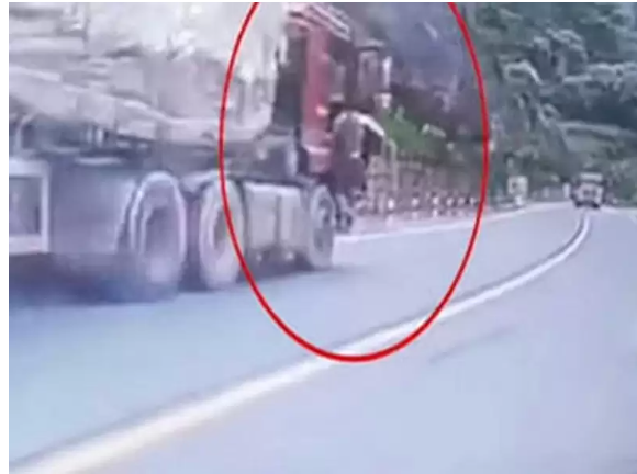 Спритний китаєць примудрився наздогнати «вантажівку, що втекла»