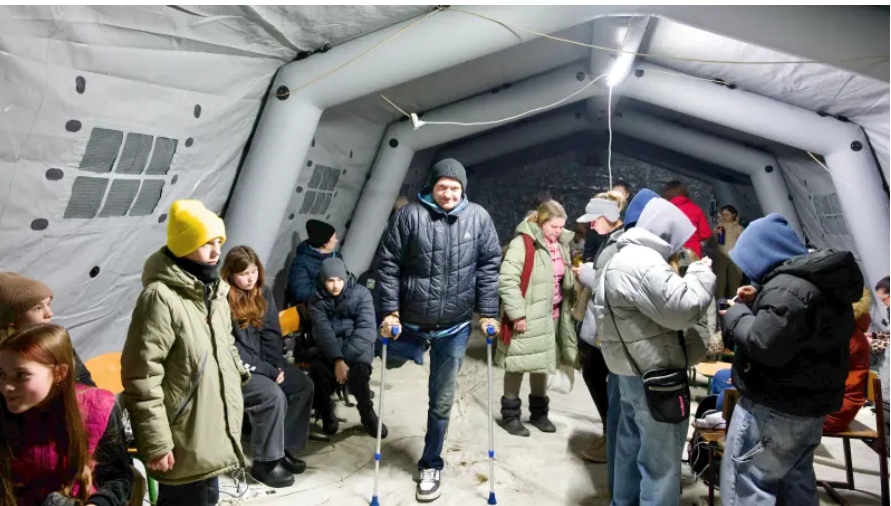 Як кияни зігріваються у «Пунктах незламності» після російських атак по енергетиці