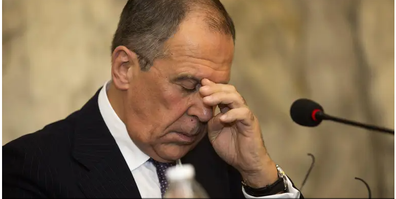 "Гарні дівчата" та сигарети після "розмов": у файлах Епштейна більш ніж 140 згадок Лаврова 