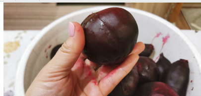 Екстрена допомога манікюру: як швидко відмити руки від буряка та куркуми