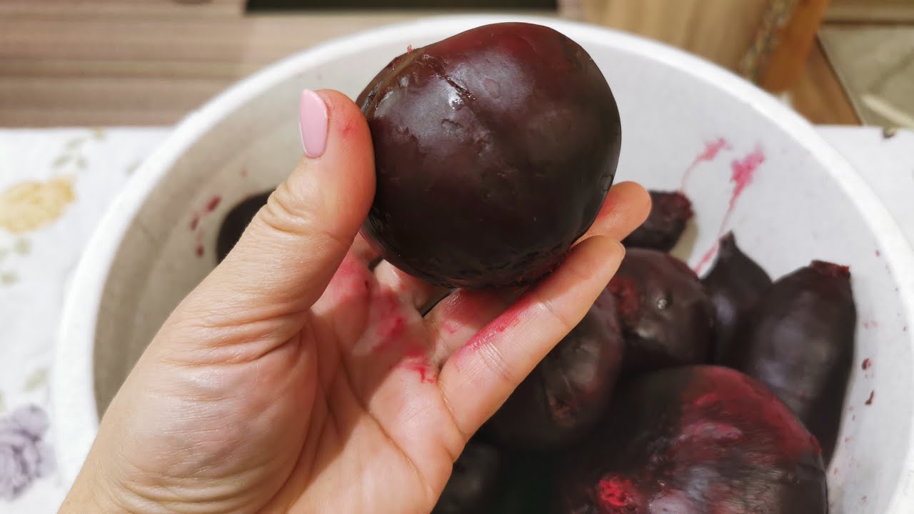 Екстрена допомога манікюру: як швидко відмити руки від буряка та куркуми