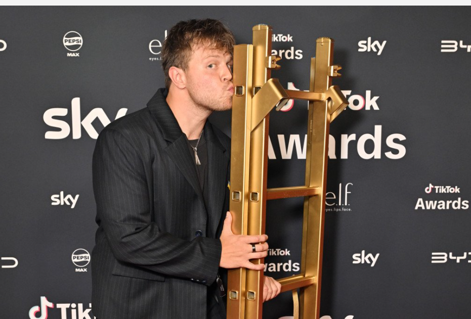 Українська зірка TikTok Макс Клименко випробує болід Formula E на трасі в Джидді