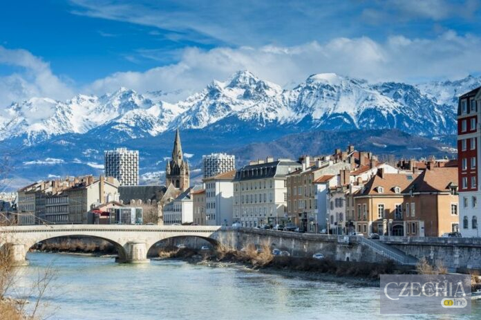 У Франції в косметичному салоні стався вибух гранати. Відео