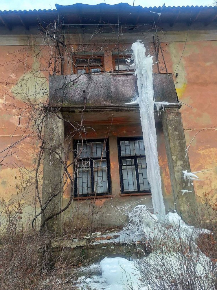 У Дніпрі помітили бурульку розміром з двоповерховий будинок (ФОТО)