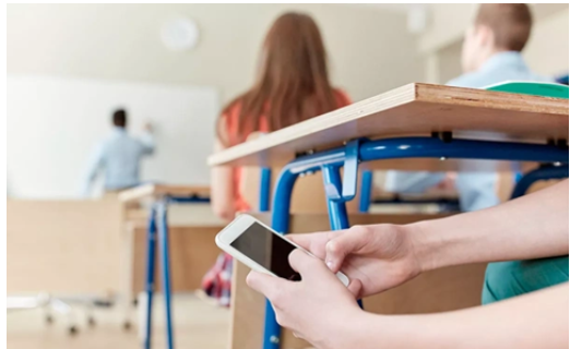 Лісовий заявив, що заборона використання смартфонів у школах – не пріоритет для відомства