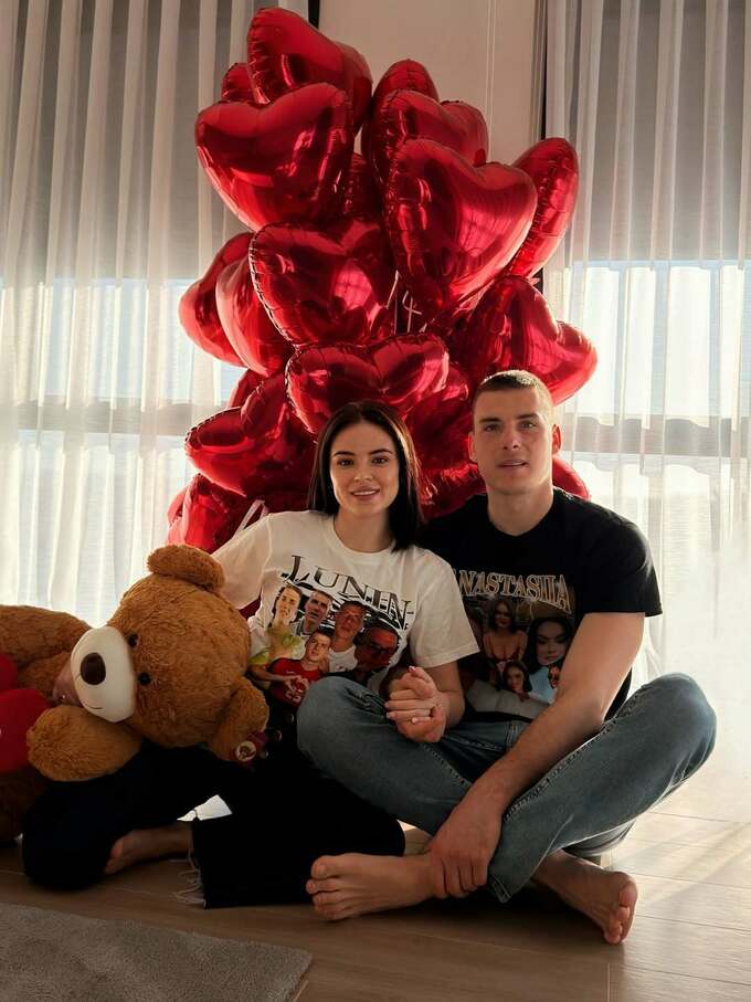  Лунін з дружиною нестандартно привітали один одного з Днем закоханих