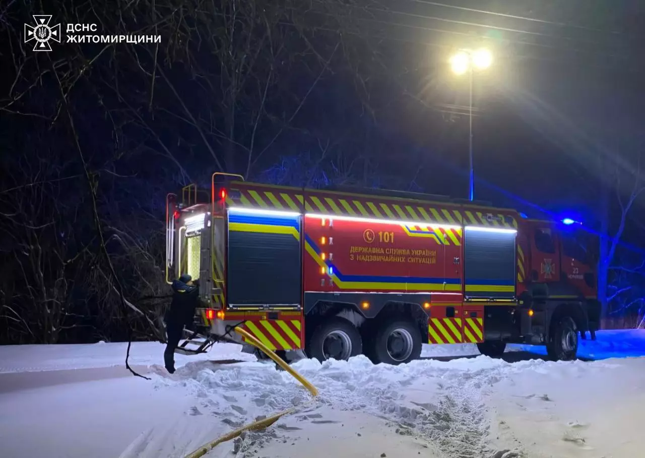 У селі на Житомирщині рятувальники під час боротьби з вогнем натрапили на тіло молодика, - ДСНС