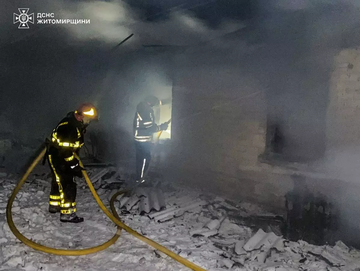 У селі на Житомирщині рятувальники під час боротьби з вогнем натрапили на тіло молодика, - ДСНС