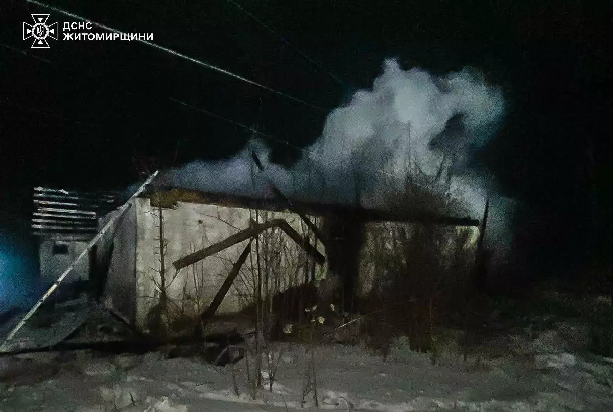 У селі на Житомирщині рятувальники під час боротьби з вогнем натрапили на тіло молодика, - ДСНС