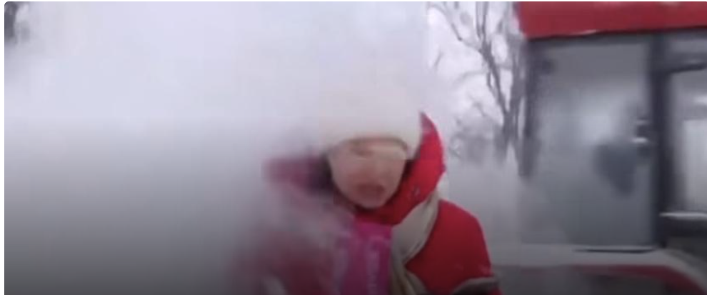 Сніг не за сценарієм: у столиці під час запису ефіру засипало журналістку