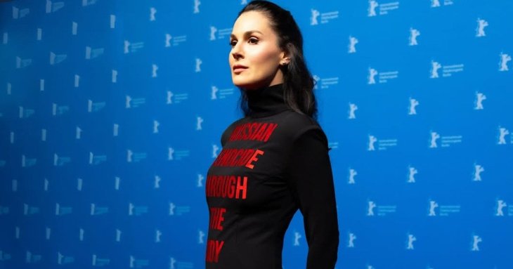 Єфросиніна на Берлінале-2026 довела до мурах символічною сукнею, яка нагадала про війну в Україні