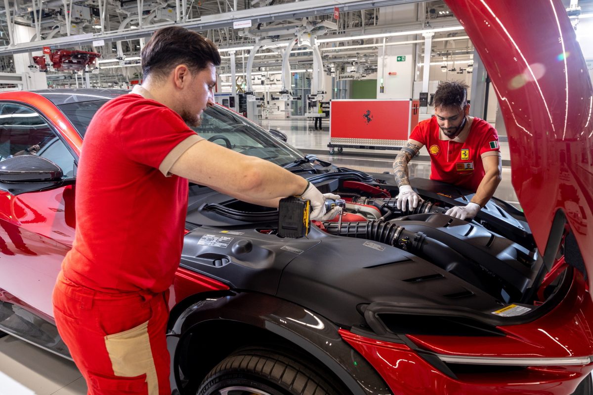Працівники Ferrari отримають рекордні бонуси попри скорочення продажів - фото 7