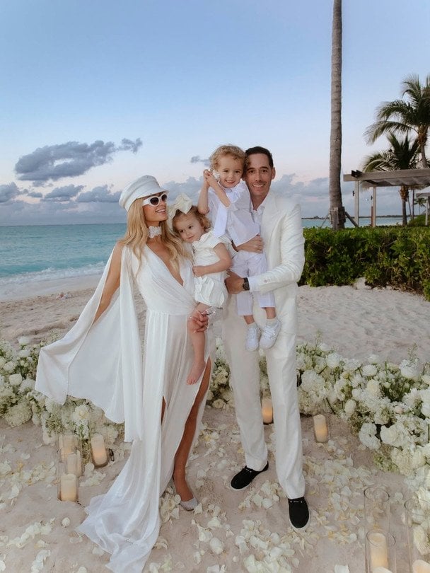 Періс Гілтон із чоловіком та дітьми / &copy; instagram.com/parishilton