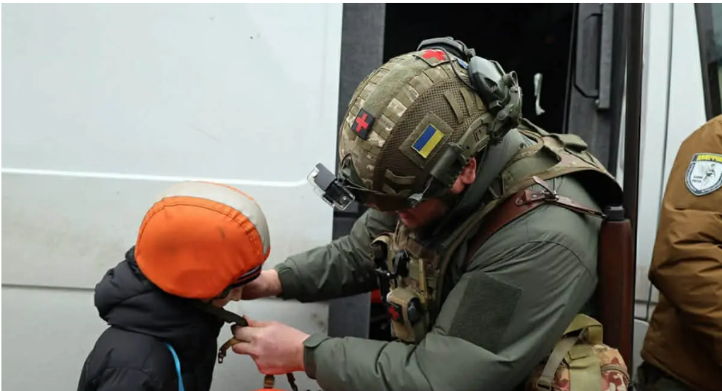 У поліції розповіли, що буде з дітьми у разі примусової евакуації з Донеччини без згоди батьків