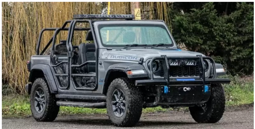 На ньому їздив Том Круз: із молотка піде знаковий джип з фільму "Місія неможлива" (ВІДЕО)