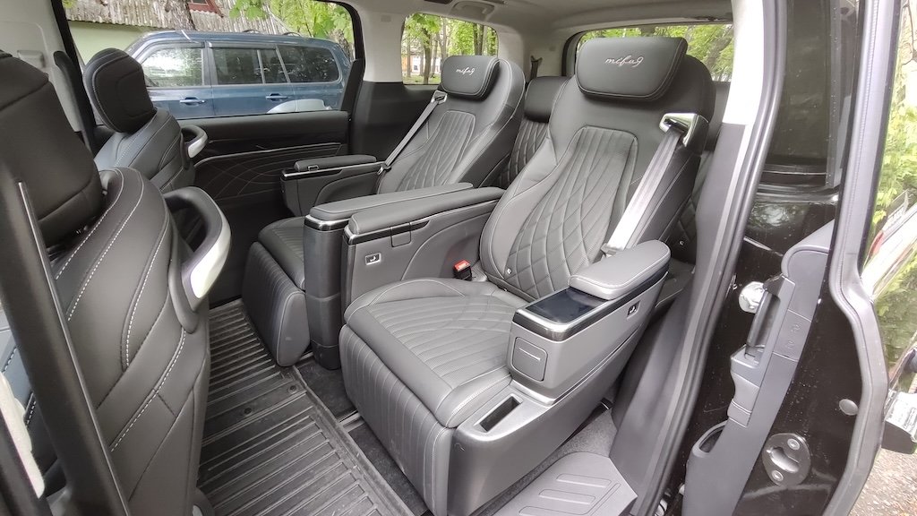 Maxus Mifa 9. Бізнес-вен: великий, електричний, офіційний