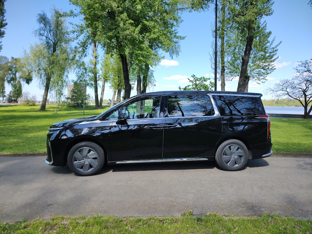 Maxus Mifa 9. Бізнес-вен: великий, електричний, офіційний