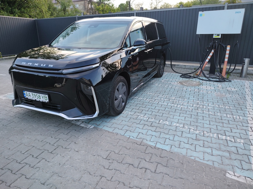 Maxus Mifa 9. Бізнес-вен: великий, електричний, офіційний