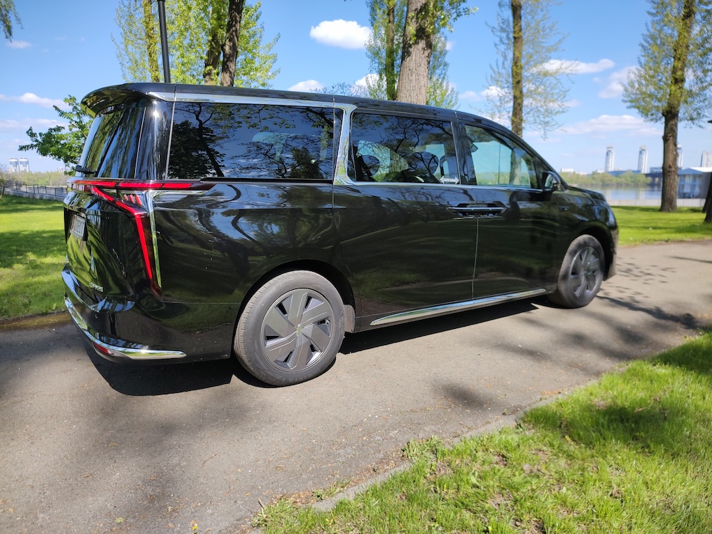 Maxus Mifa 9. Бізнес-вен: великий, електричний, офіційний