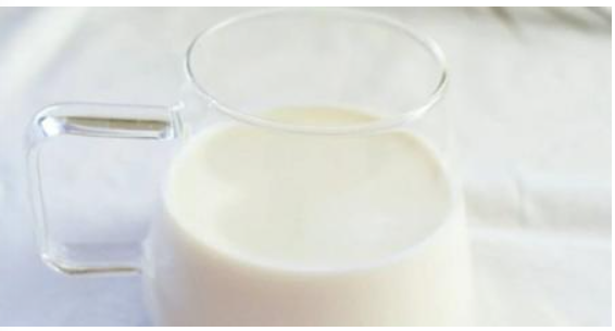 Кефір на ніч: чому перевірена часом звичка виявляється ефективнішою за новомодні дієти