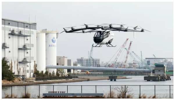 В Японії провели успішне випробування літаючого автомобіля – подолав 150 метрів