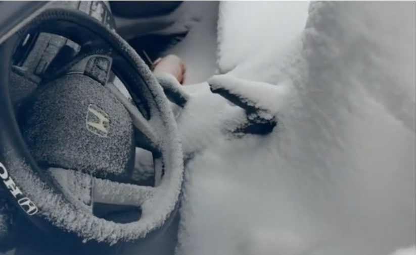 Негода перетворила Honda Civic на “снігову капсулу”