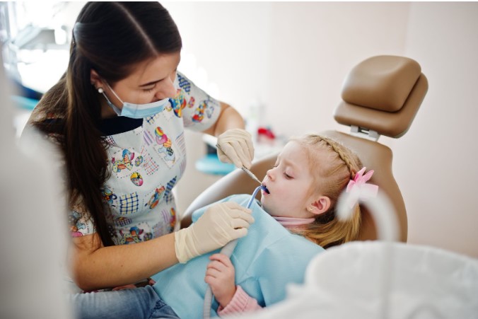 Как заметить первые признаки кариеса у детей