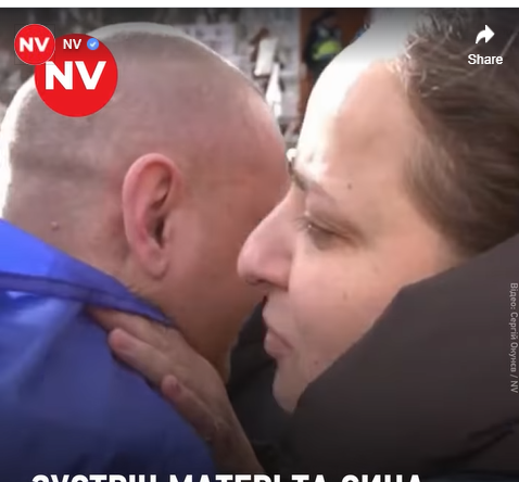 «Це велике щастя». Звільнений із полону український боєць уперше побачив маму після довгої розлуки 