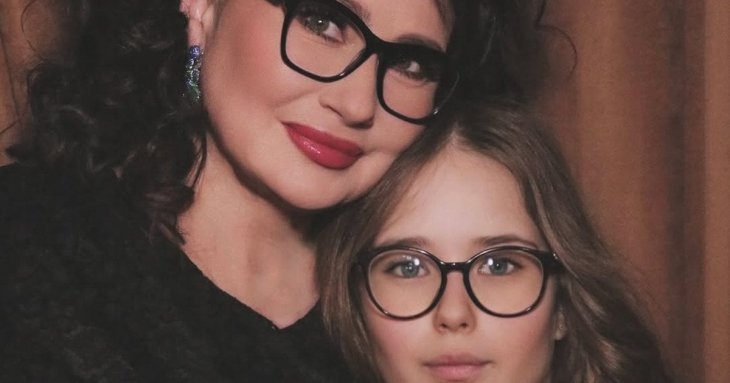 Олена Мозгова зворушила світлиною доньки біля пам&rsquo;ятника її&nbsp;легендарному дідусеві