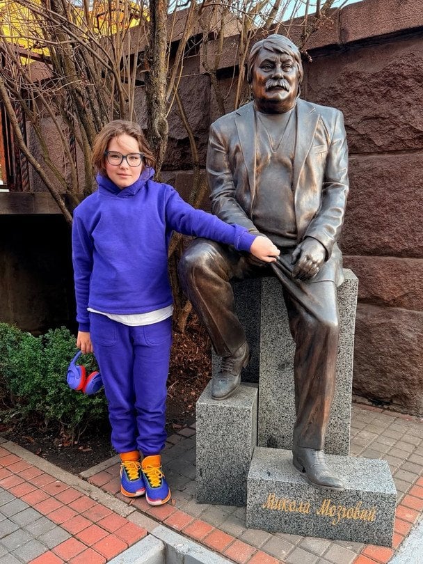 Молодша донька Олени Мозгової Соломія з&nbsp;пам&rsquo;ятником дідусю / &copy; facebook.com/olenamozgova1