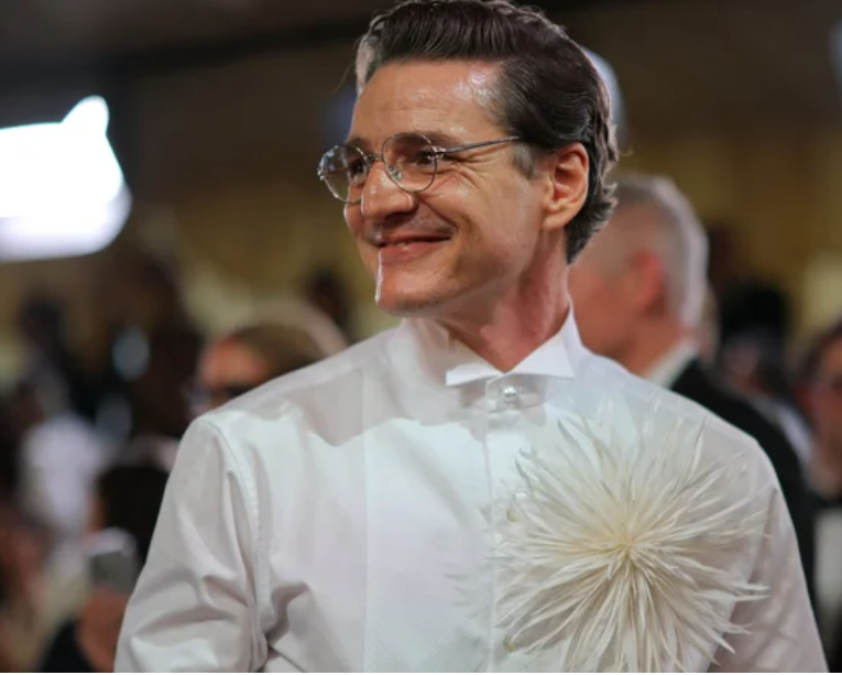 Педро Паскаль здивував новим іміджем на червоній доріжці Оскара