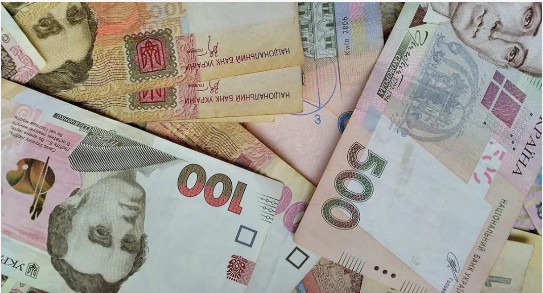 Магазини в Україні перестали приймати деякі банкноти